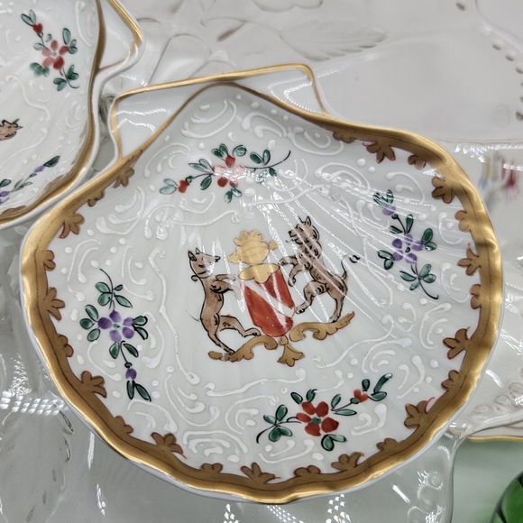 Shell Shaped Catchall Dish with Crest, Limoges - Picture 3 of 4